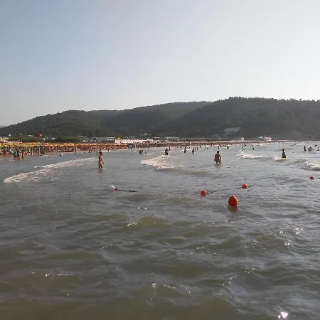 Teresa アパート ペスキチ